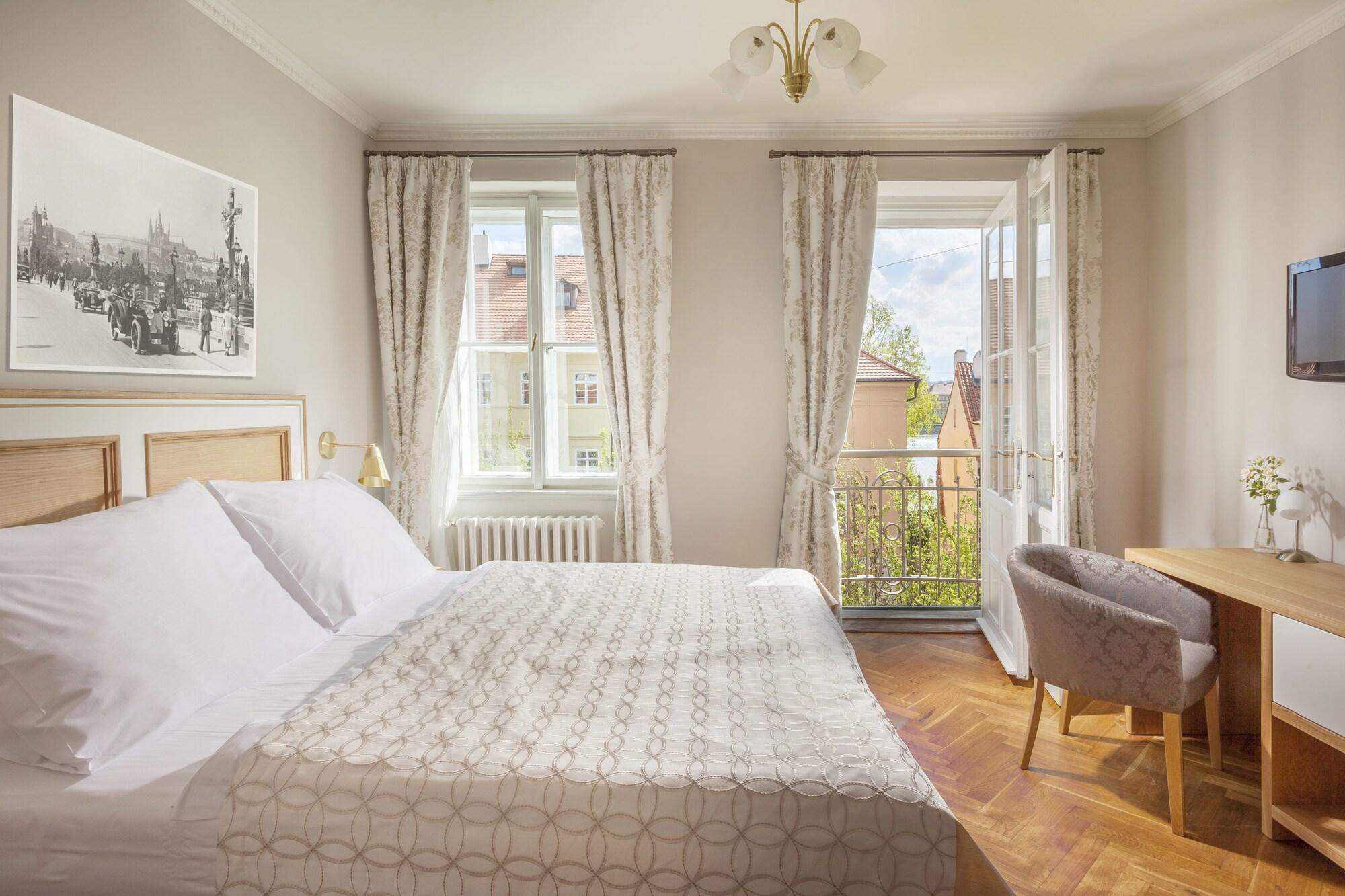 Hotel At The Golden Scissors Prague Ngoại thất bức ảnh