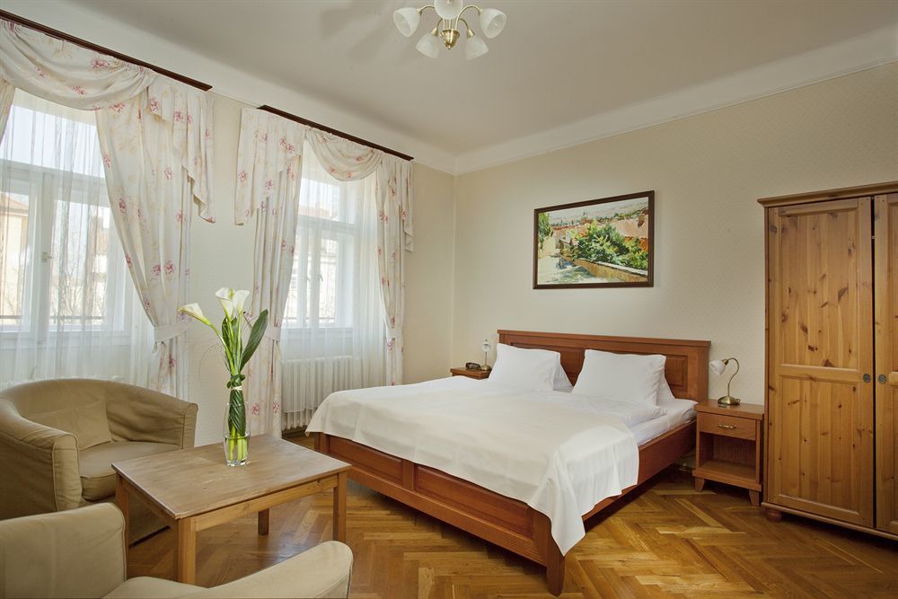Hotel At The Golden Scissors Prague Ngoại thất bức ảnh