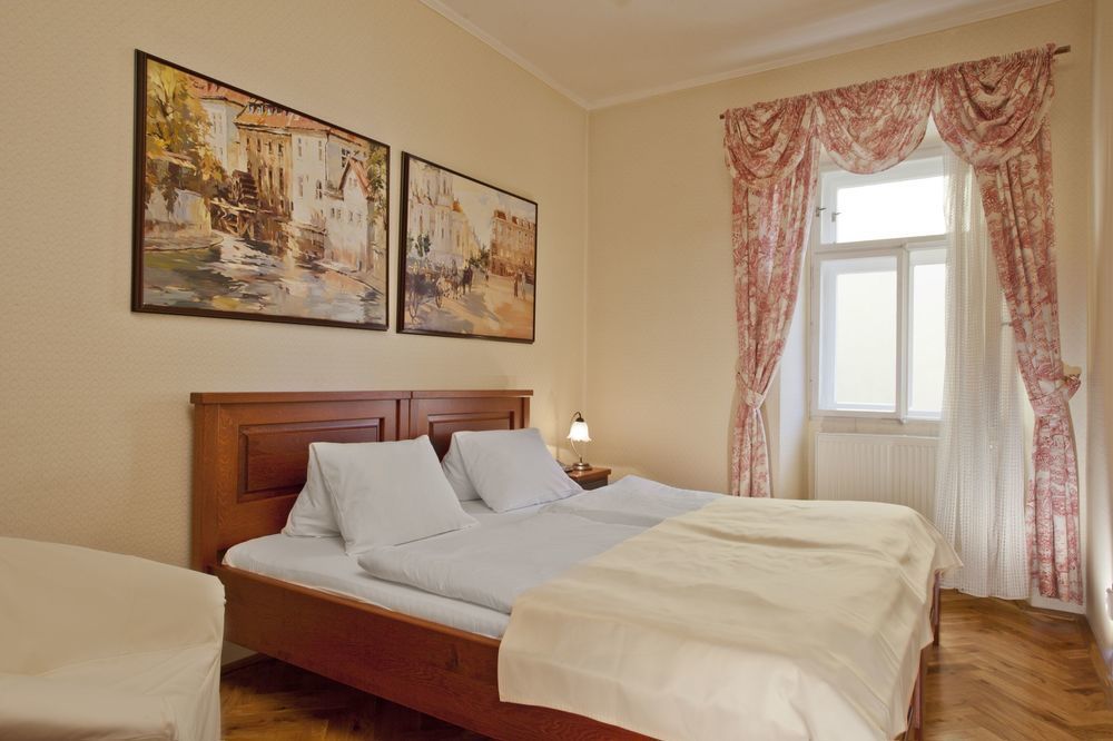 Hotel At The Golden Scissors Prague Ngoại thất bức ảnh