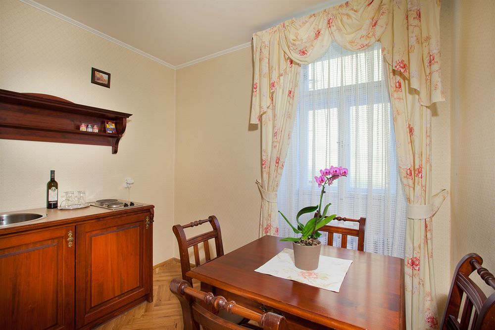 Hotel At The Golden Scissors Prague Ngoại thất bức ảnh